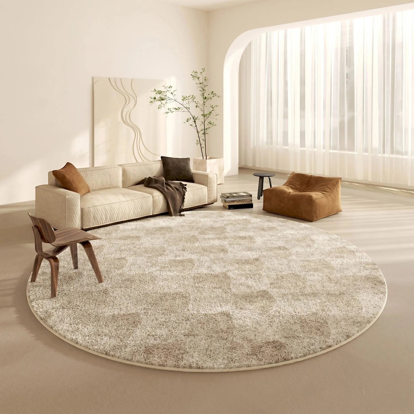 Tapis rond beige patchwork de diamants posé sous un fauteuil dans un coin lecture lumineux