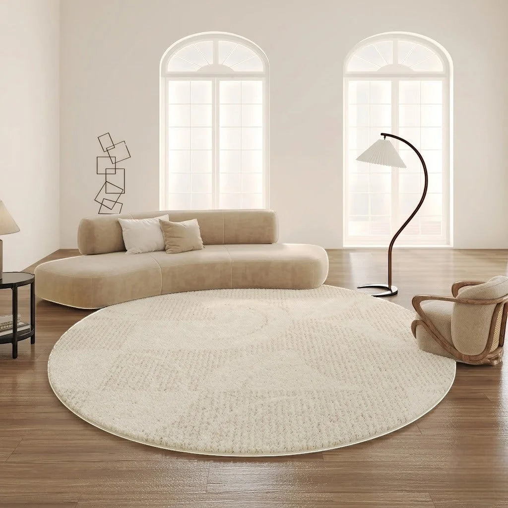 Tapis rond beige motif vagues dans un salon lumineux avec canapé crème courbe et lampadaire