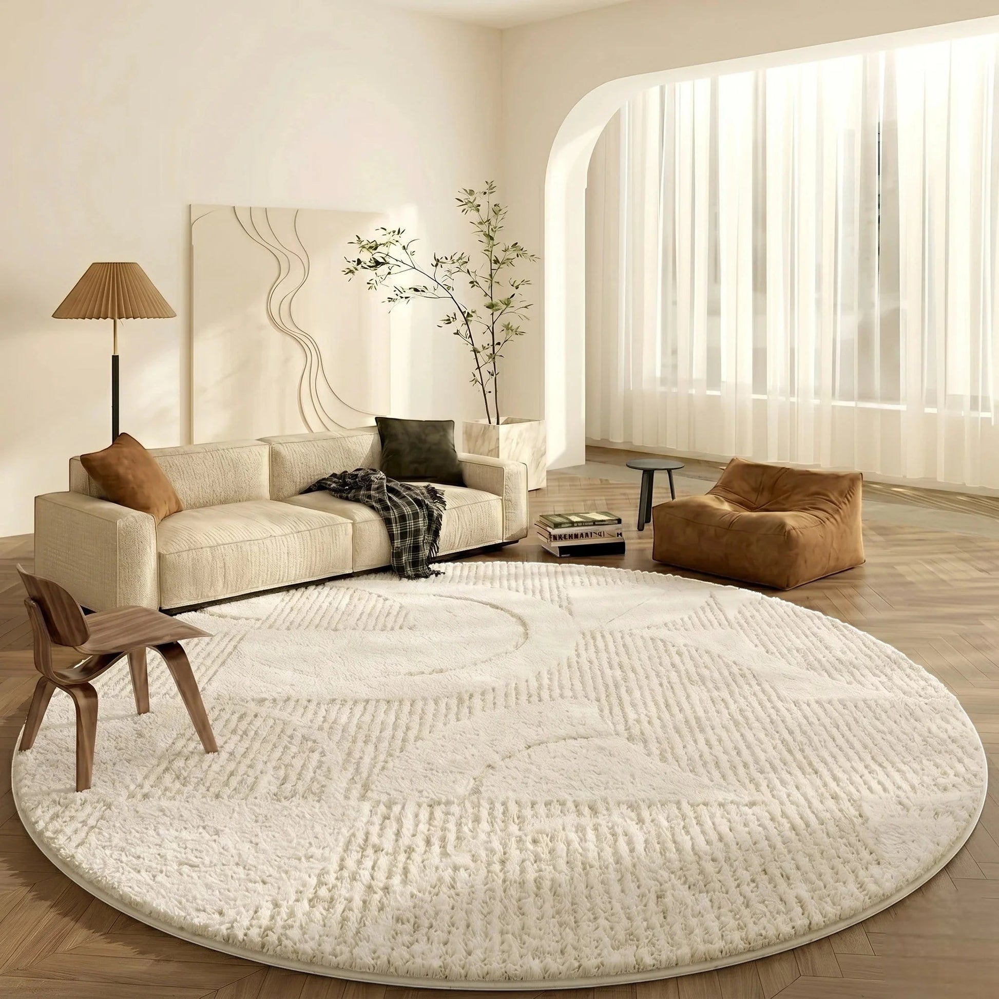 Tapis rond beige motif vagues dans un salon lumineux avec canapé crème, fauteuil cognac et chaise sculpturale
