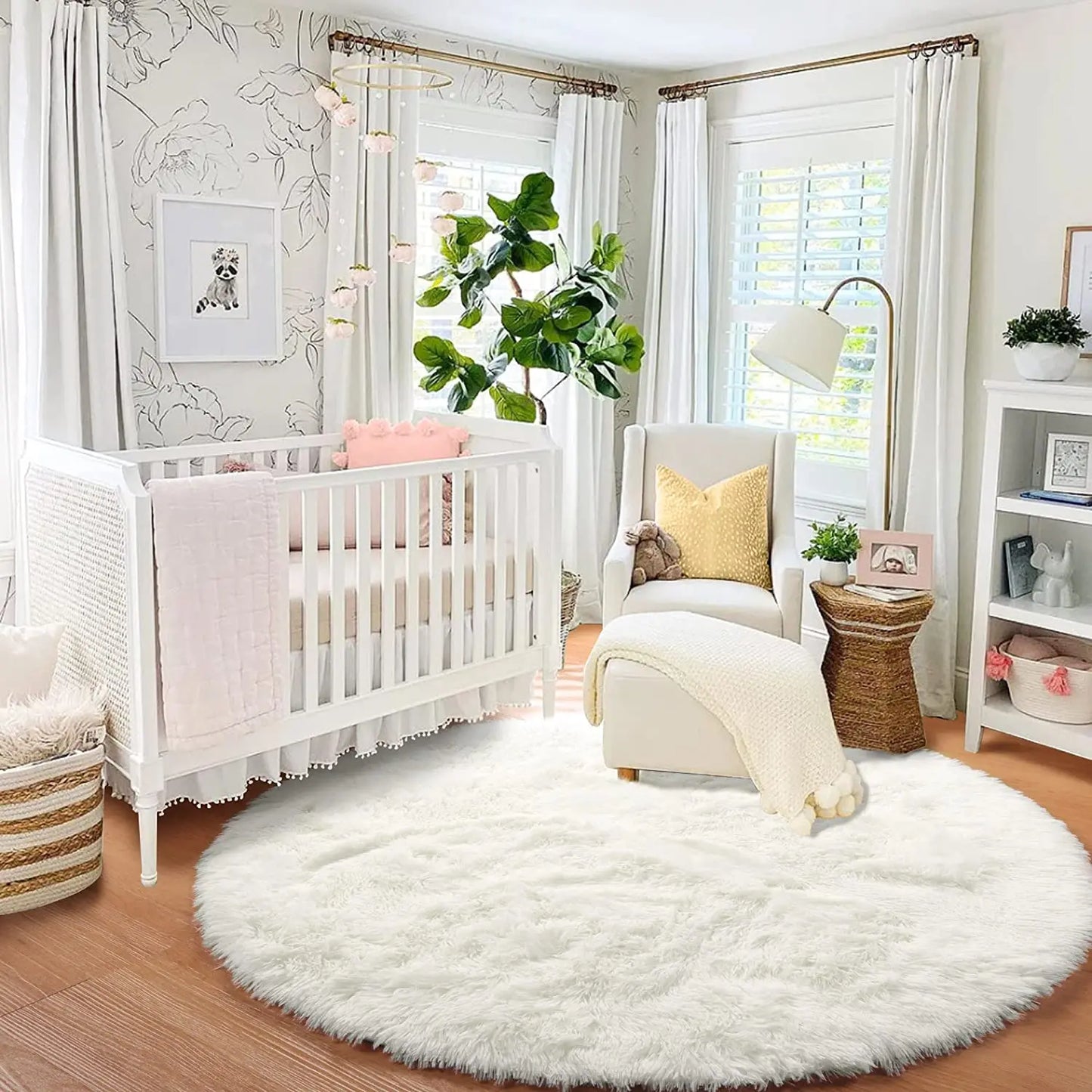 Tapis rond blanc dans une chambre de bébé avec berceau blanc et fauteuil crème