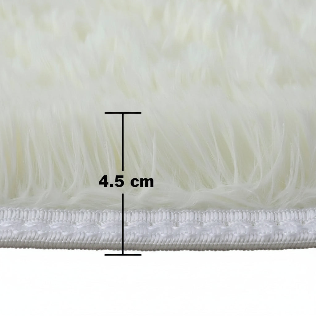 Gros plan sur les fibres en poil long blanc cassé, hauteur 4.5 cm indiquée