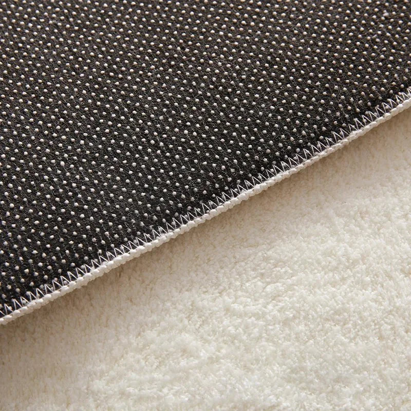 Tapis rond blanc uni peluche douce dans une chambre cocon
