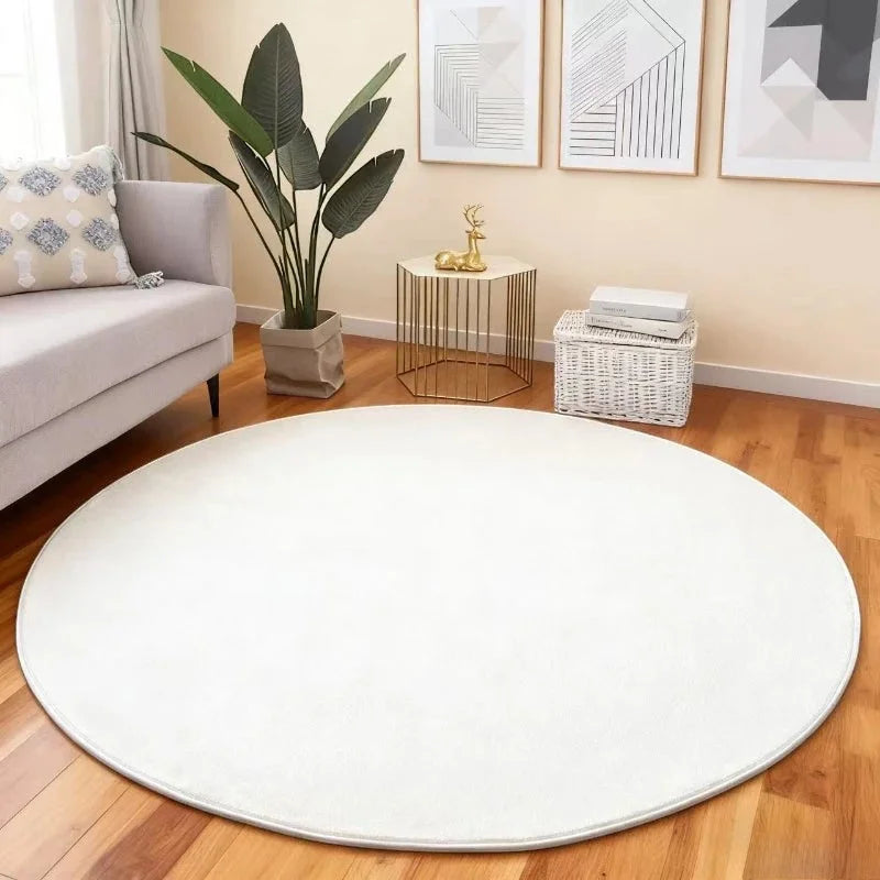 Tapis rond blanc uni peluche douce dans un salon lumineux avec parquet clair
