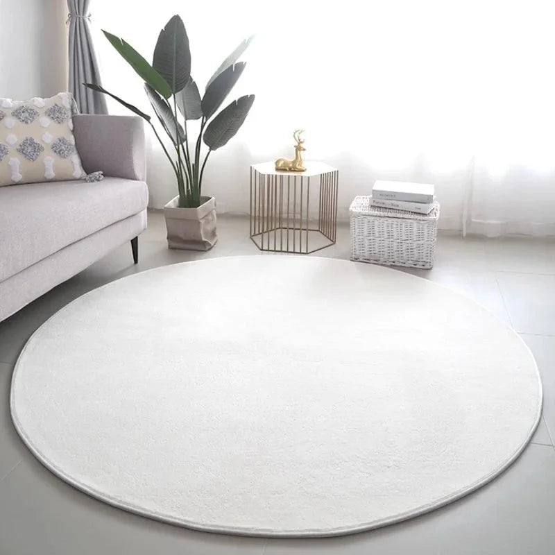 Tapis rond blanc uni peluche douce dans un salon scandinave avec mobilier gris