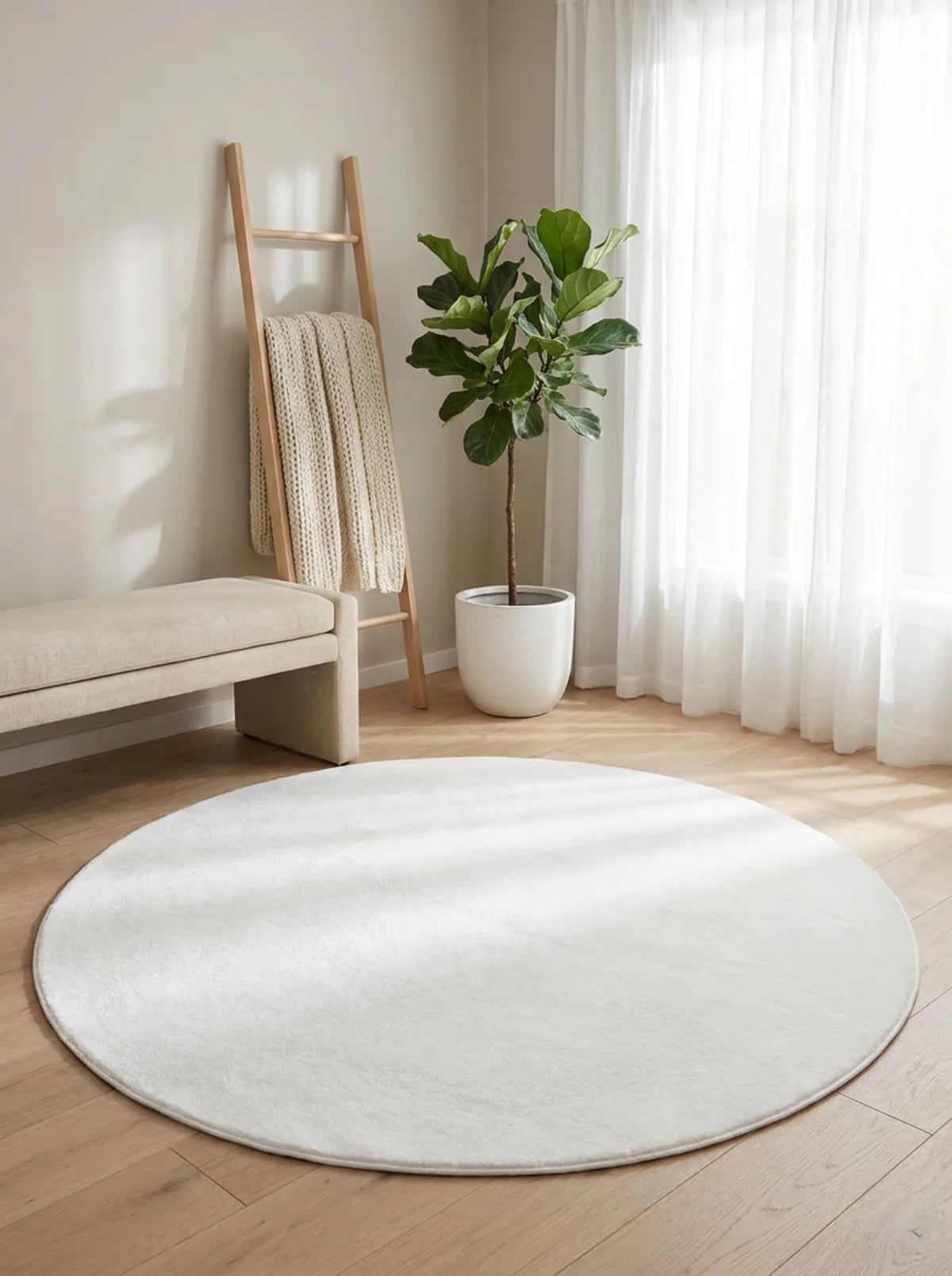 Tapis rond blanc uni peluche douce dans une chambre lumineuse