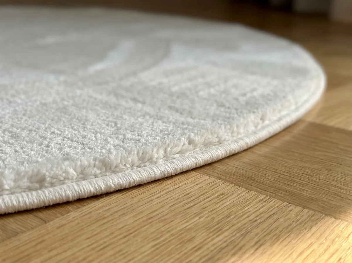 Tranche du tapis rond blanc uni peluche douce montrant l'épaisseur du tissage