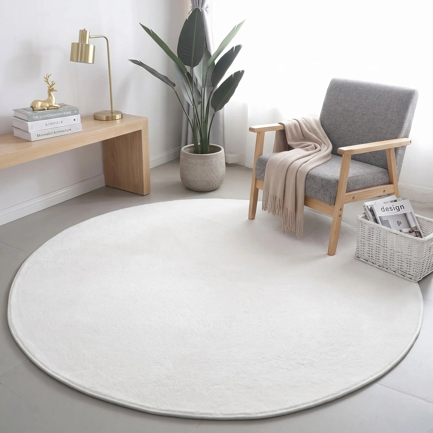 Vue d'angle du tapis rond blanc uni peluche douce