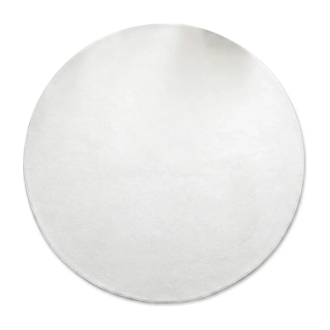 Tapis rond blanc uni peluche douce, vue de dessus sur fond blanc