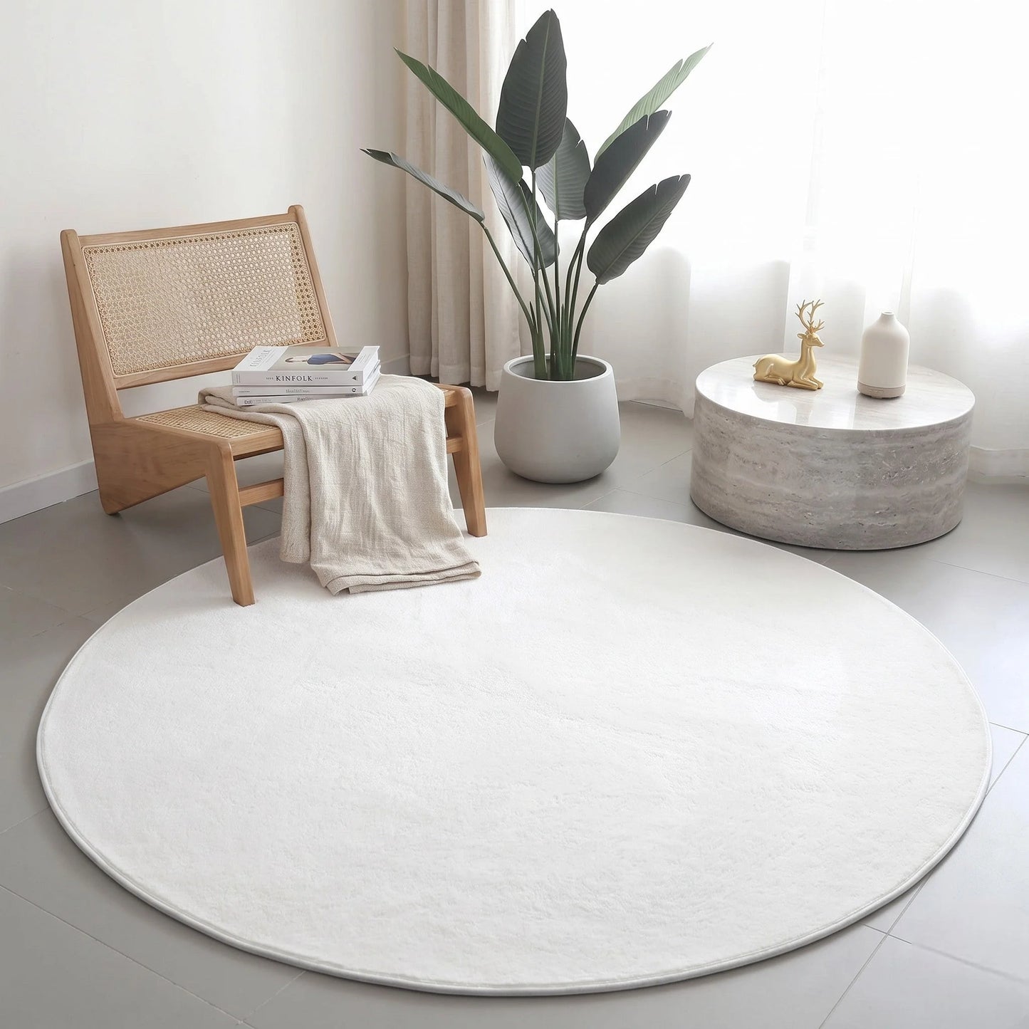 Détail du velours blanc du tapis rond blanc uni peluche douce