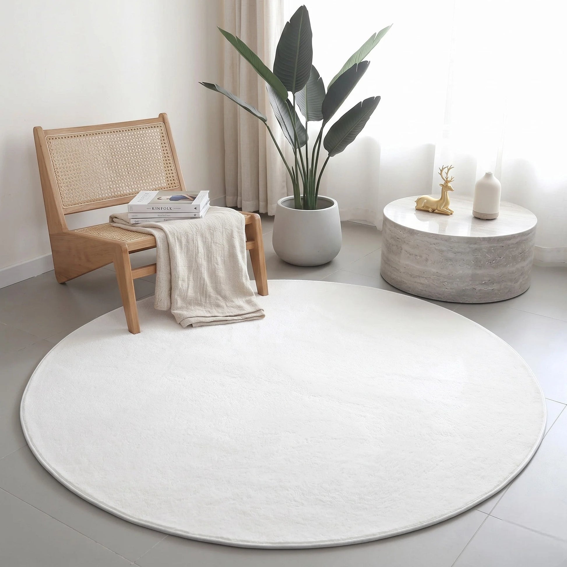 Détail du velours blanc du tapis rond blanc uni peluche douce