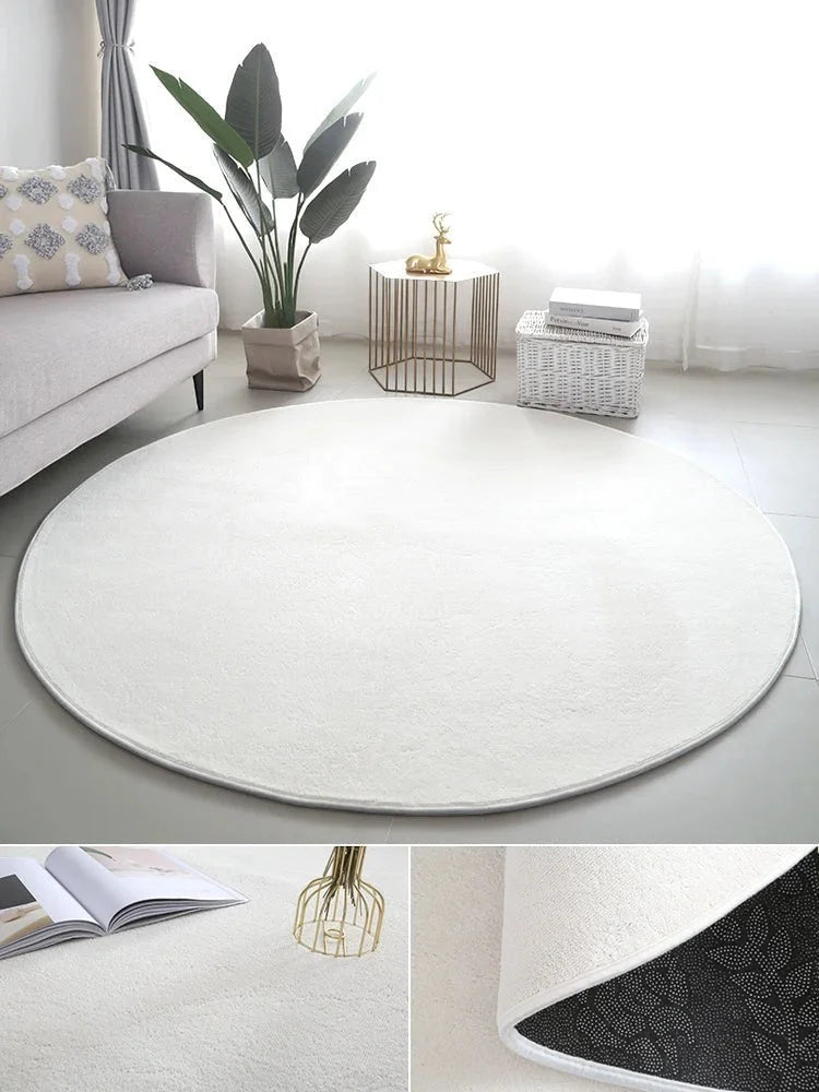 Rendu final du tapis rond blanc uni peluche douce sous canapé contemporain