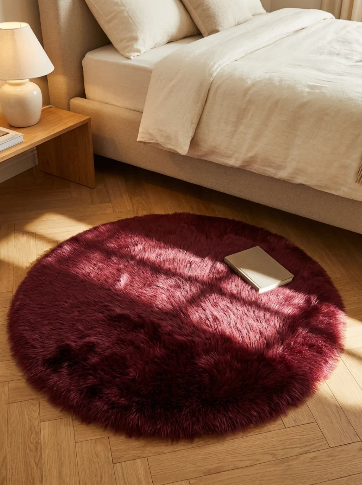 Tapis rond chambre moelleux bordeaux en descente de lit dans une chambre douce
