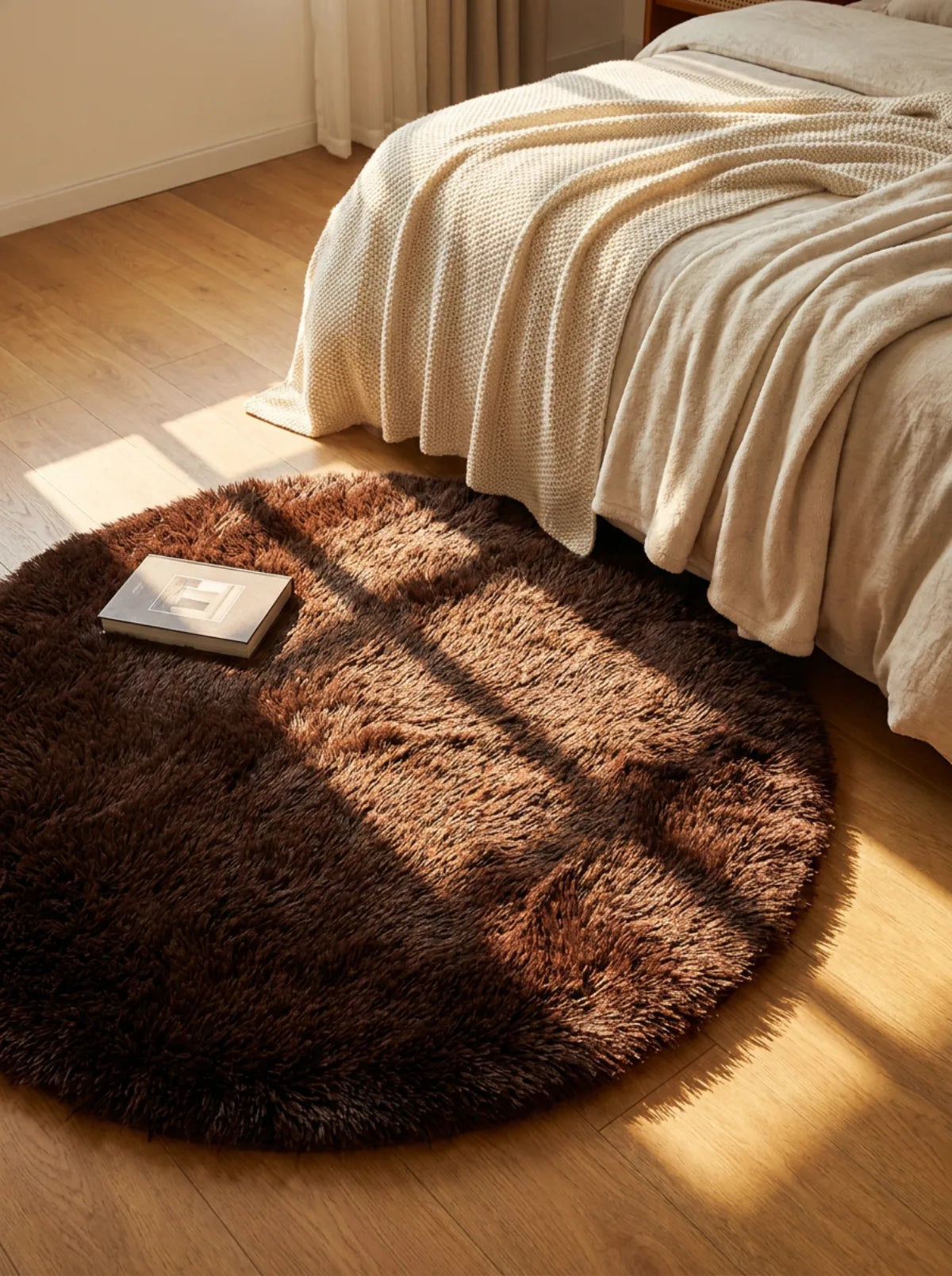 Tapis rond chambre moelleux brun en descente de lit dans une chambre cocon