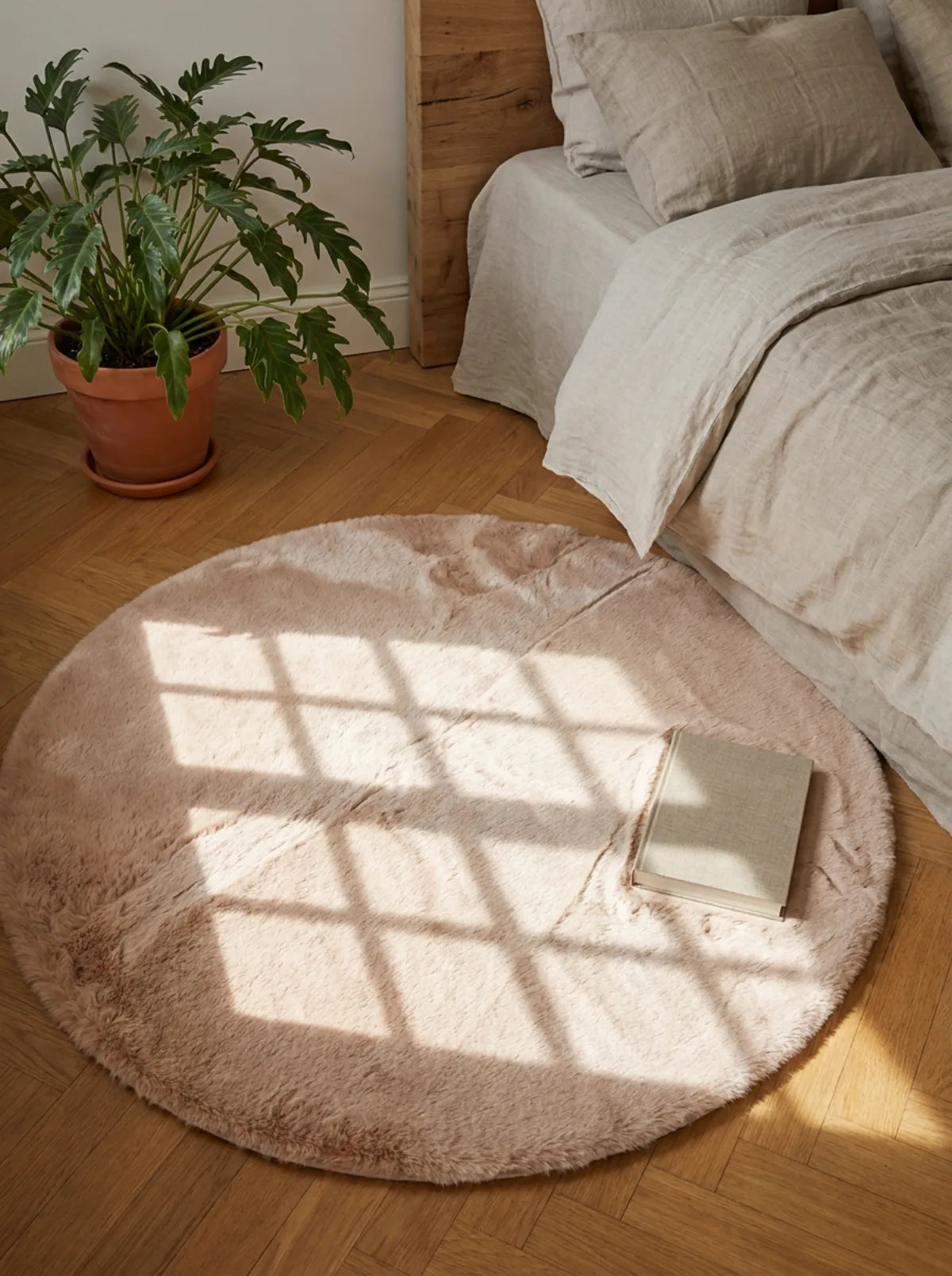 Tapis rond chambre moelleux camel en descente de lit dans une chambre nature