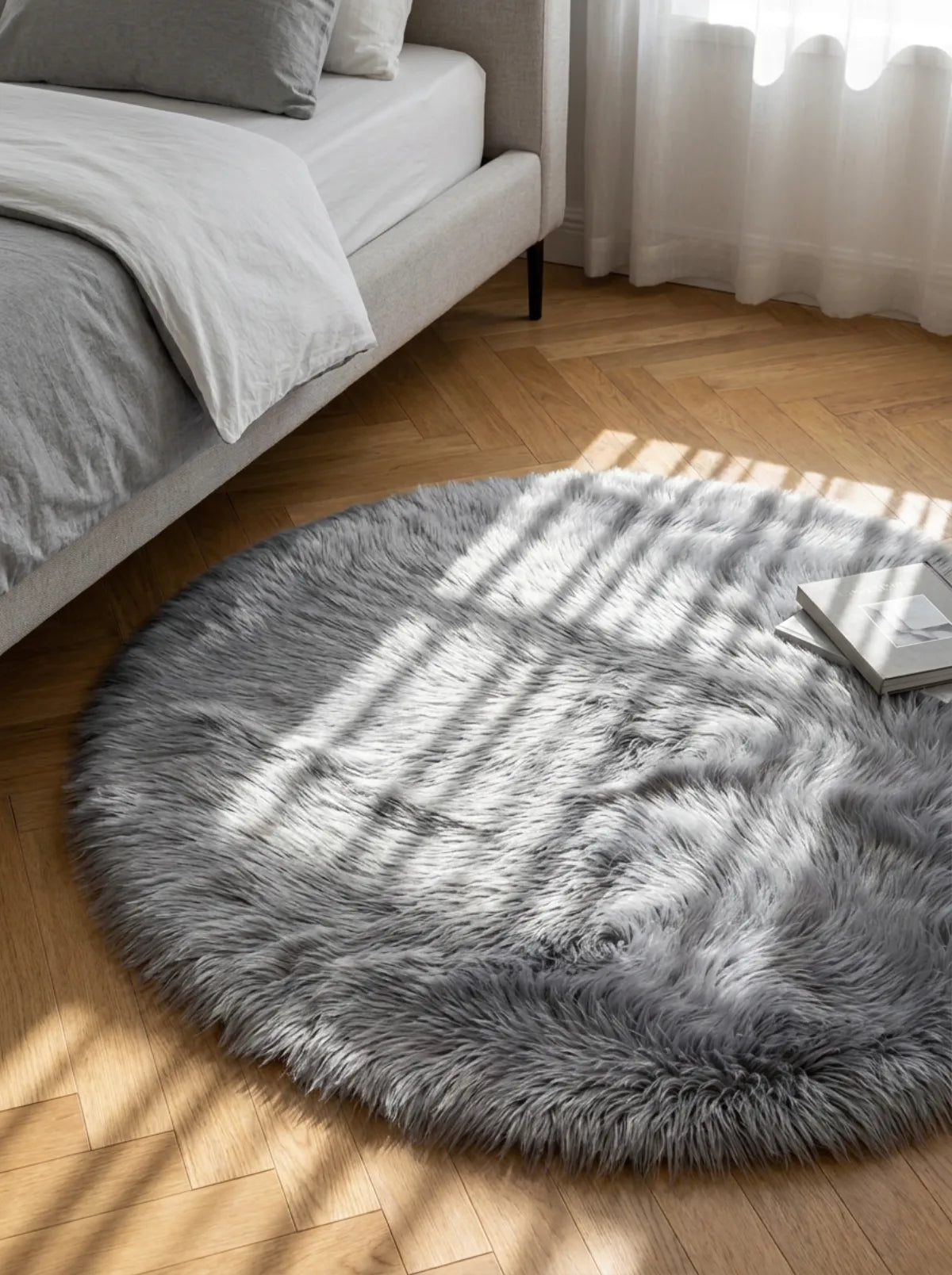 Tapis rond chambre moelleux gris en descente de lit dans une chambre contemporaine