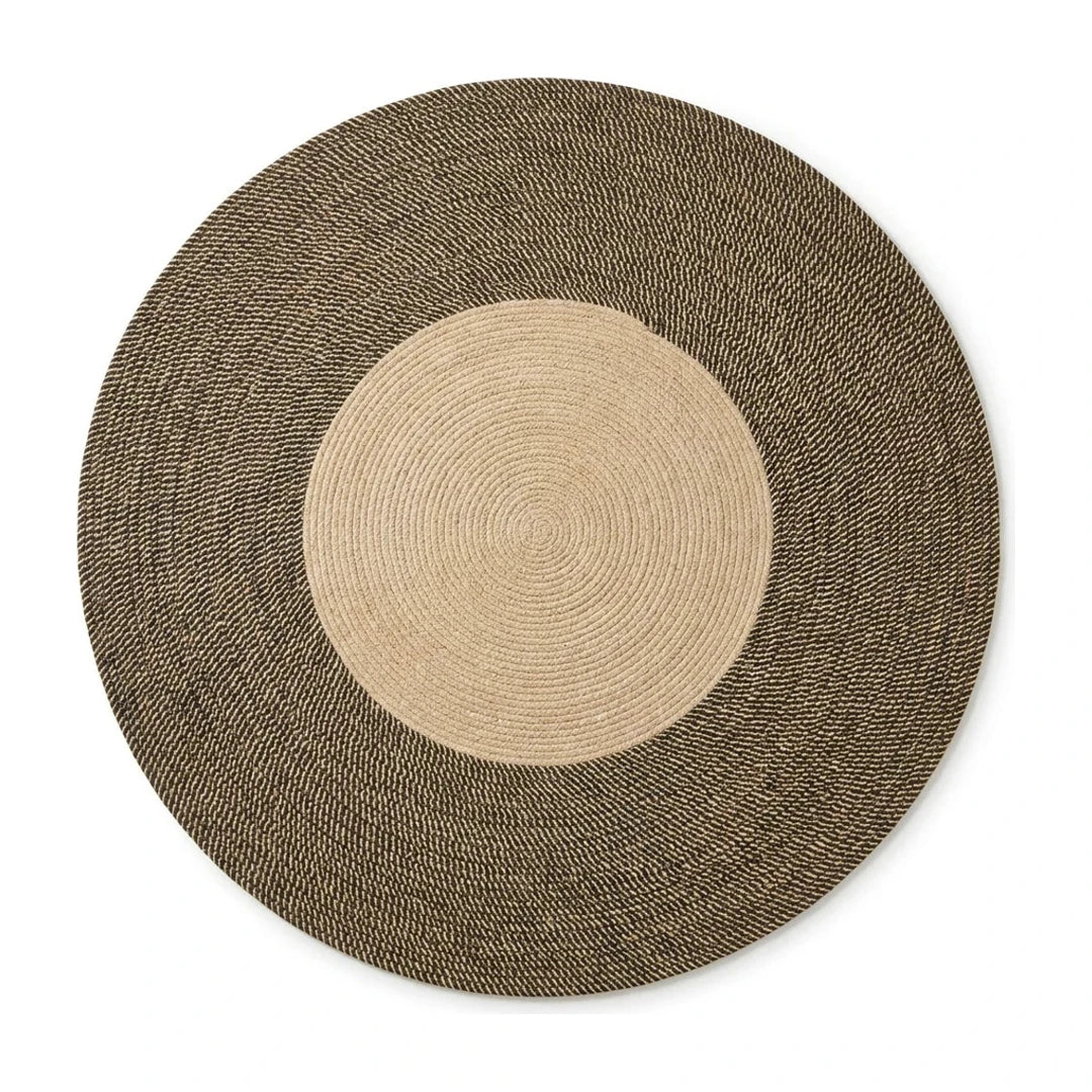 Tapis rond coton tressé couronne marron, vue de dessus sur fond blanc