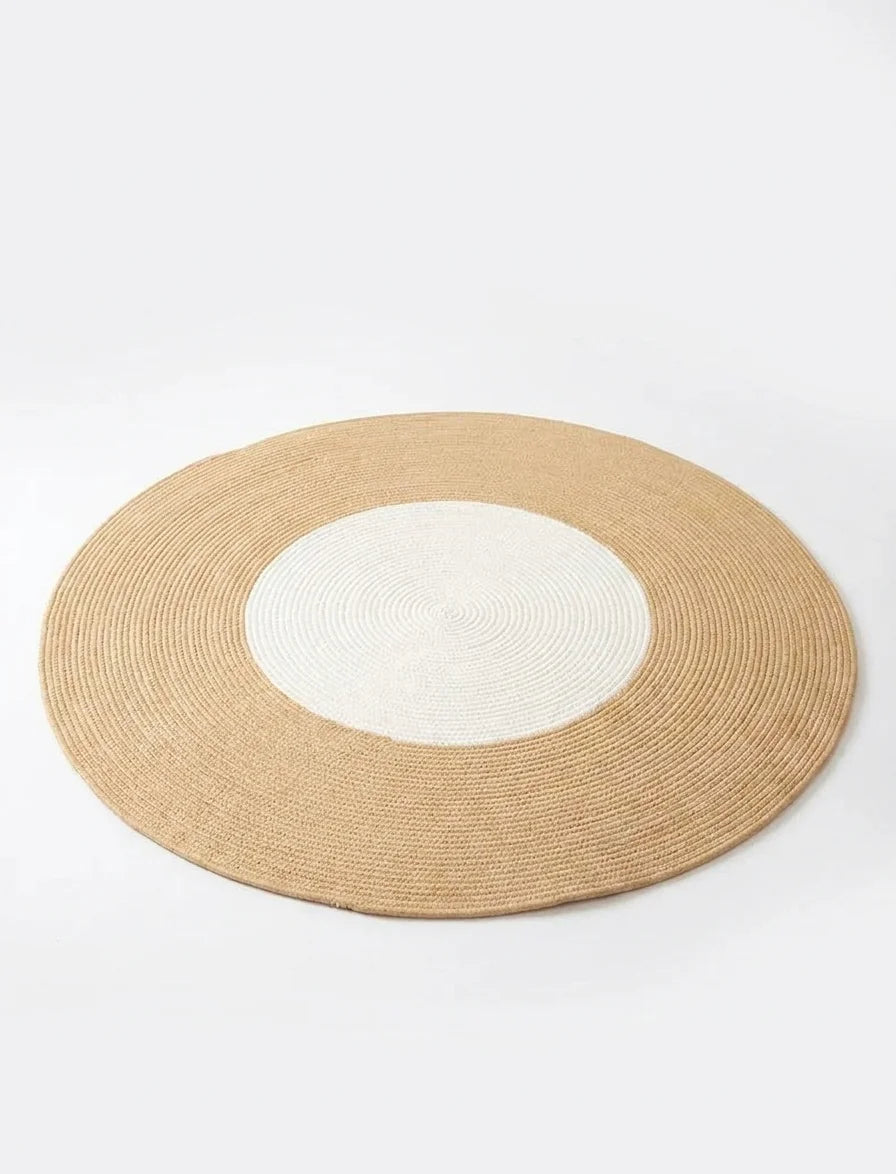 Vue studio du tapis rond coton tressé écru bicolore, fond blanc, tressage spirale et épaisseur visibles