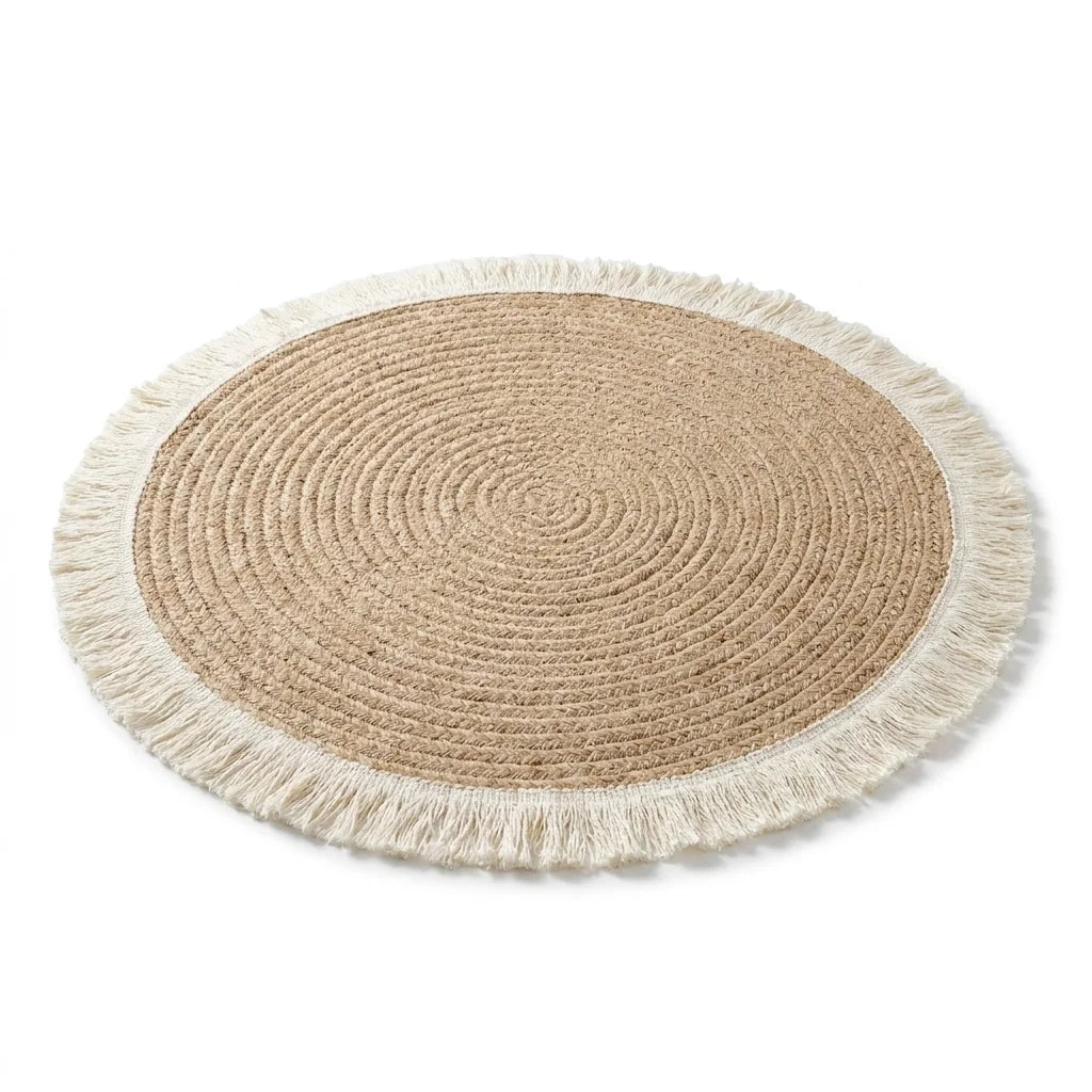 Vue studio du tapis rond coton tressé écru à pompons, fond blanc, tressage spirale et épaisseur visibles