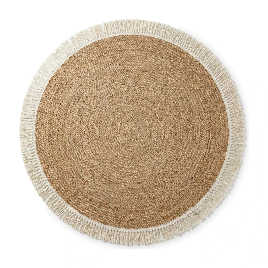 Tapis rond coton tressé écru à pompons, vue de dessus sur fond blanc