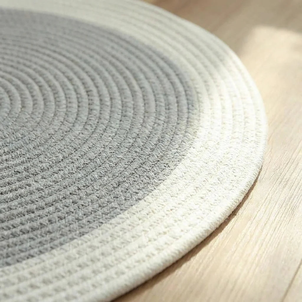 Macro du tressage spirale du tapis rond coton gris clair