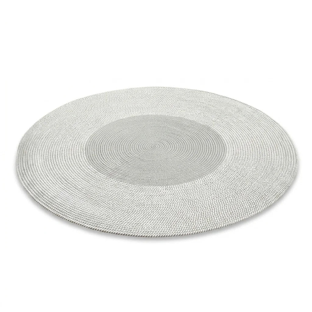Vue studio du tapis rond coton tressé gris clair, fond blanc, tressage spirale et épaisseur visibles