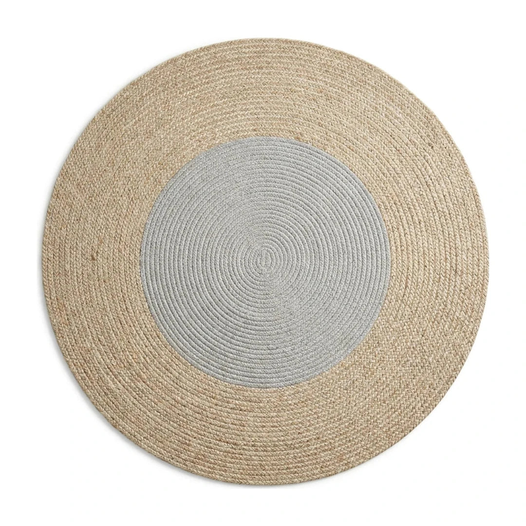 Tapis rond coton tressé gris clair, vue de dessus sur fond blanc
