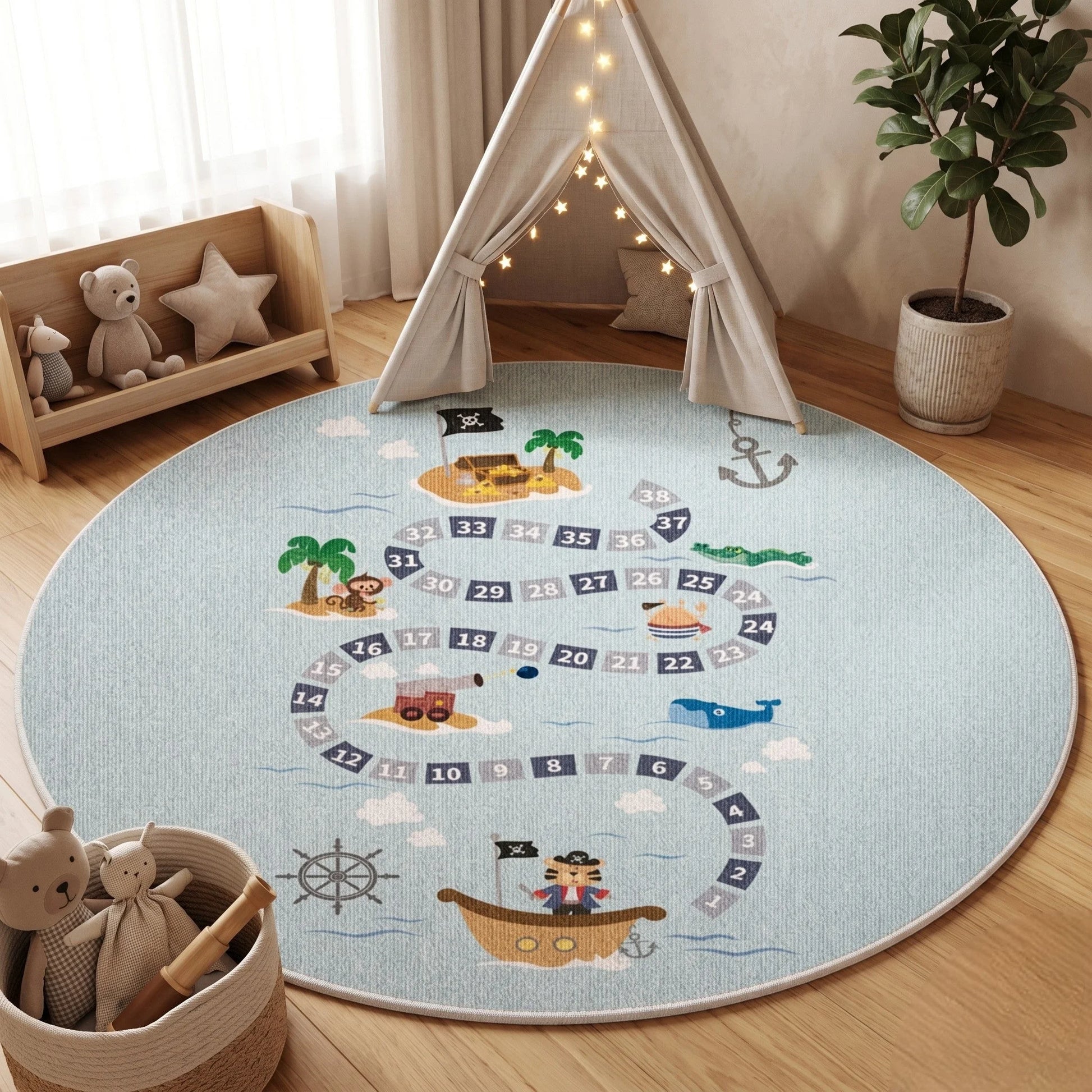 Tapis rond enfant aventure pirate bleu dans une chambre avec tipi guirlande lumineuse, peluches ours et étoile, panier rotin