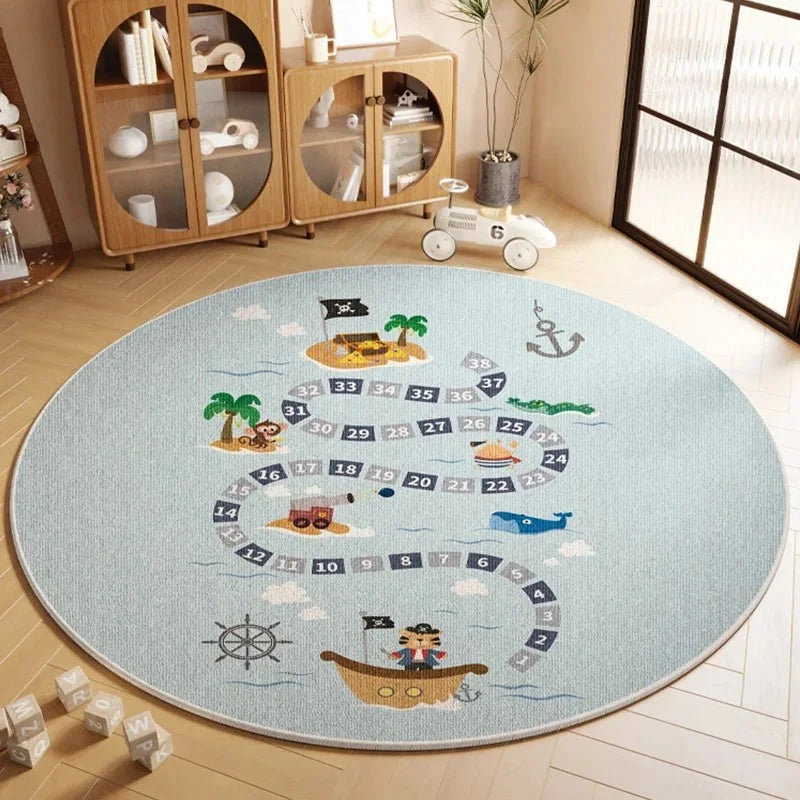 Tapis rond enfant aventure pirate bleu dans une chambre avec vitrine en bois et petite voiture rouge