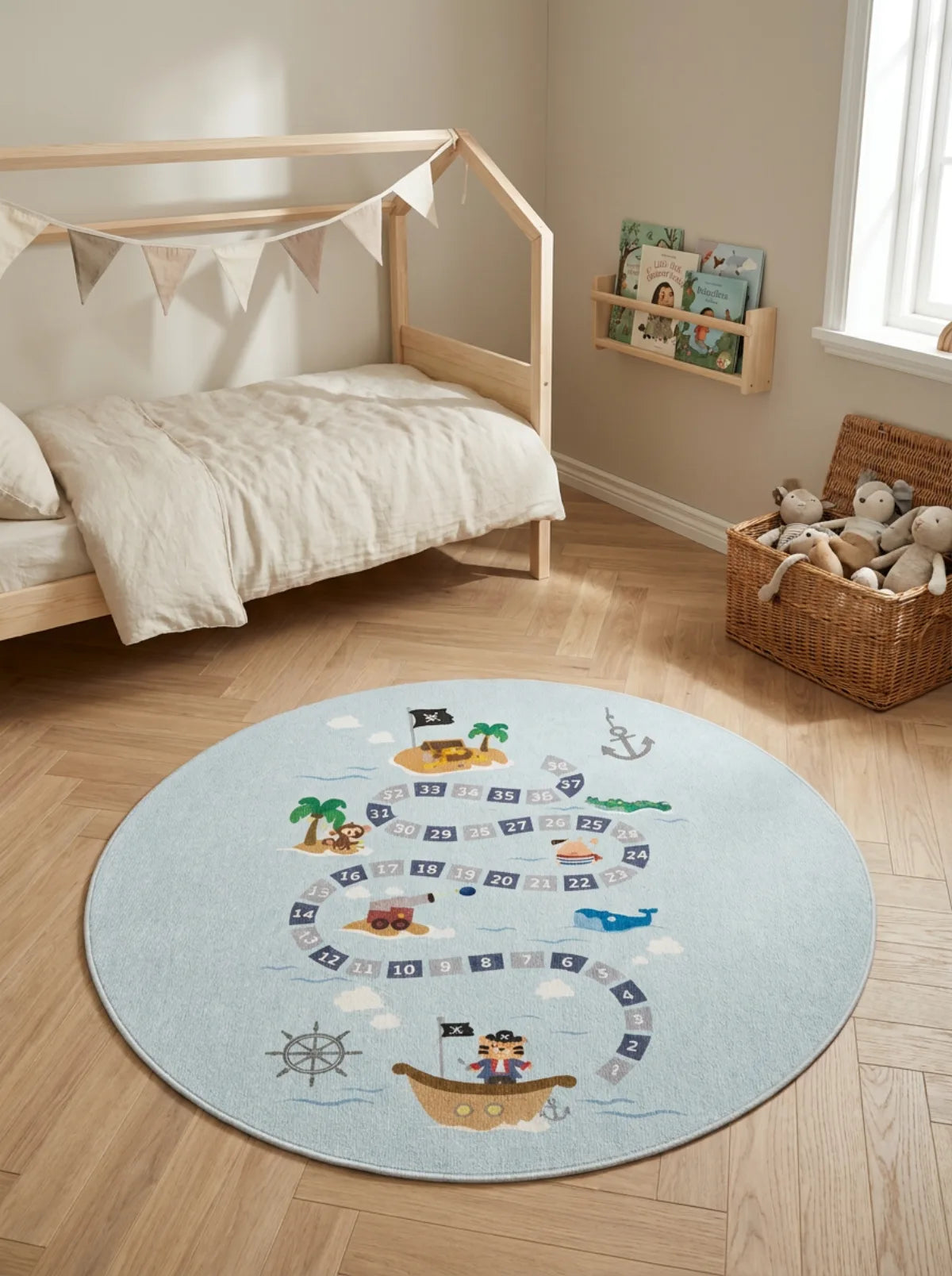 Tapis rond enfant aventure pirate bleu dans une chambre d'enfant