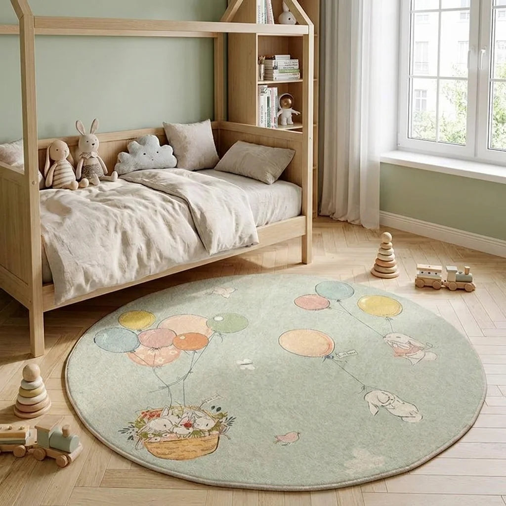 Tapis rond enfant ballons dans une chambre scandinave avec lit cabane, vue trois-quart