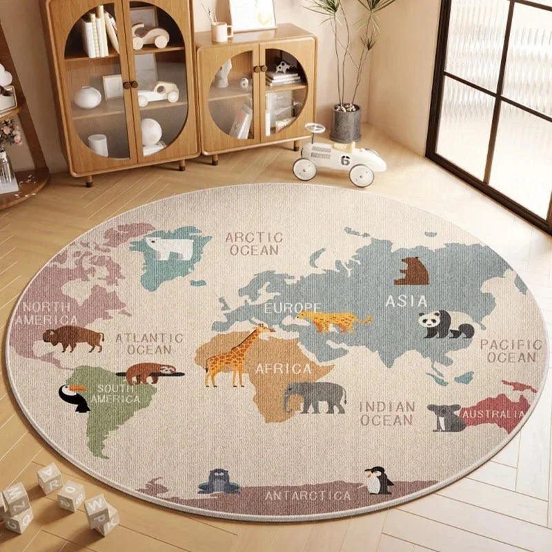 Tapis rond enfant carte du monde animaux dans une chambre avec vitrine en bois et petite voiture rouge