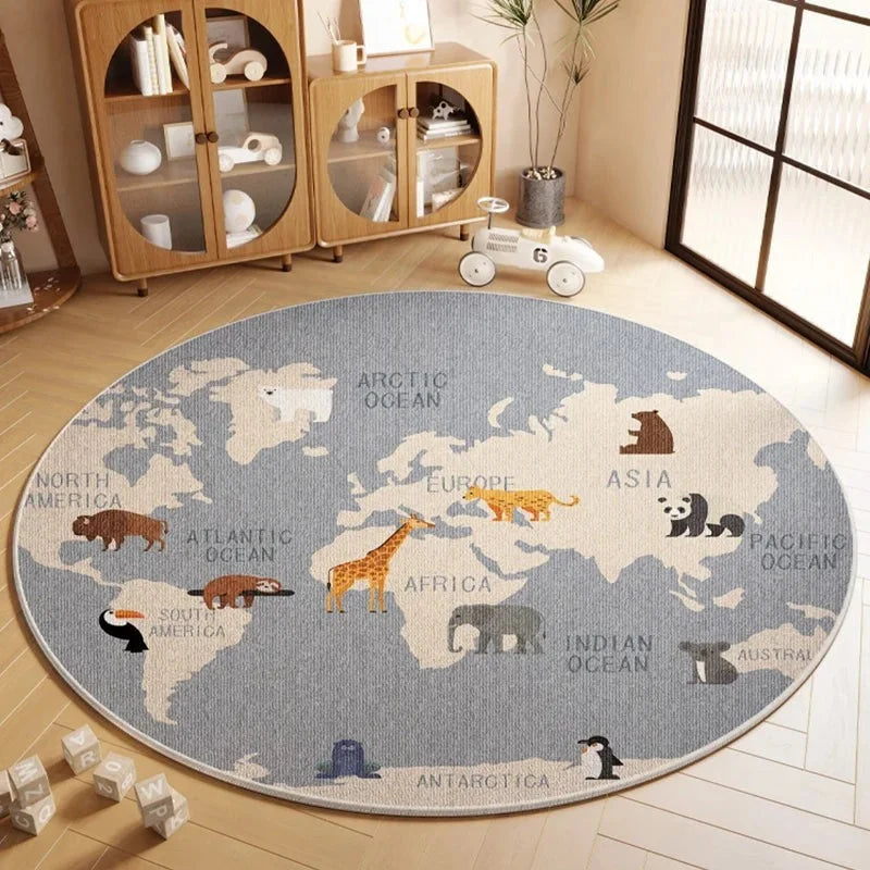 Tapis rond enfant carte du monde animaux gris dans une chambre avec vitrine en bois et petite voiture rouge