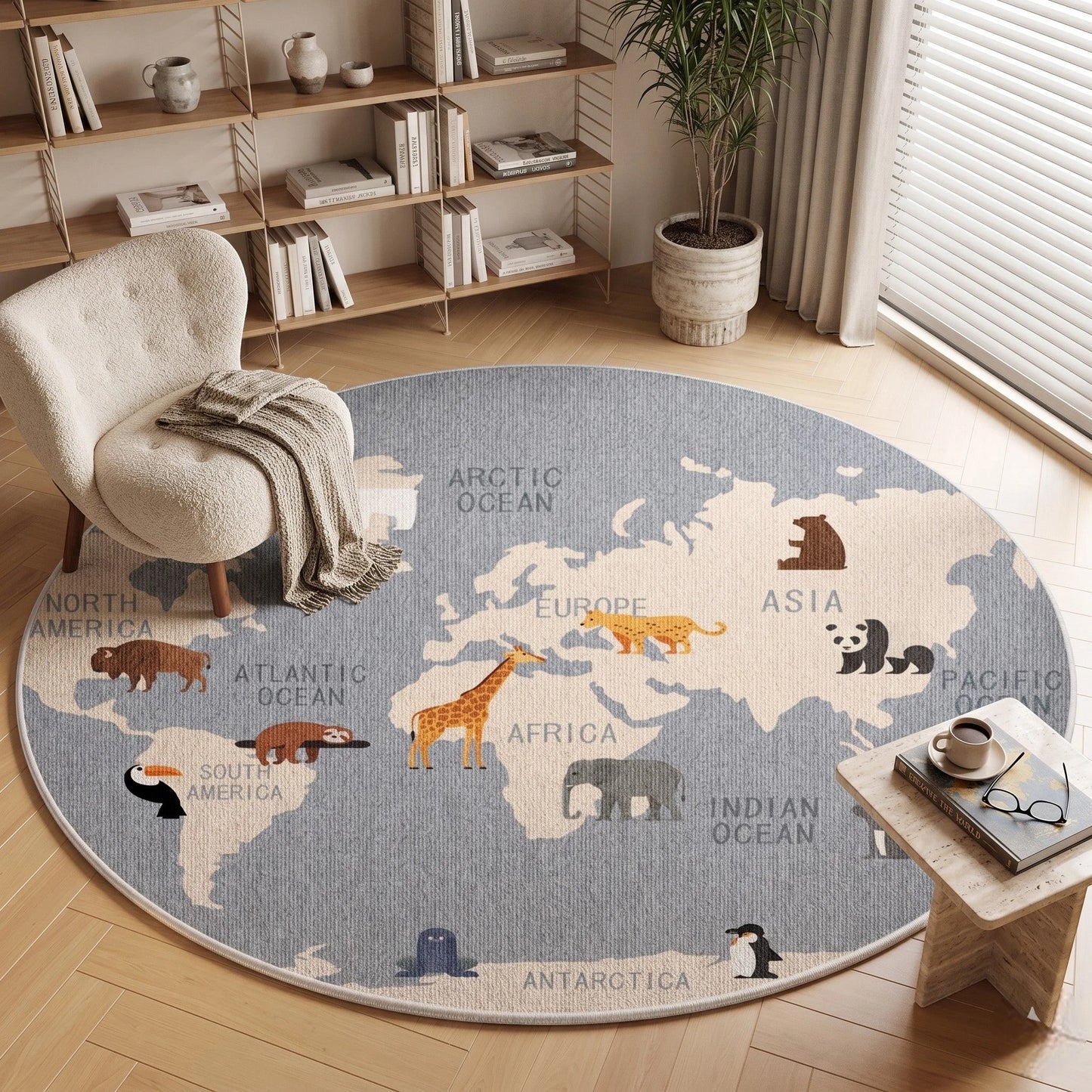 Tapis rond enfant carte du monde animaux gris dans un salon avec fauteuil bouclé crème, plaid laine et console en bois clair