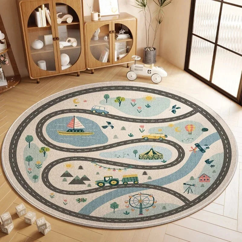 Tapis rond enfant circuit aventure dans une chambre lumineuse avec vitrine en bois et petite voiture rouge en bois