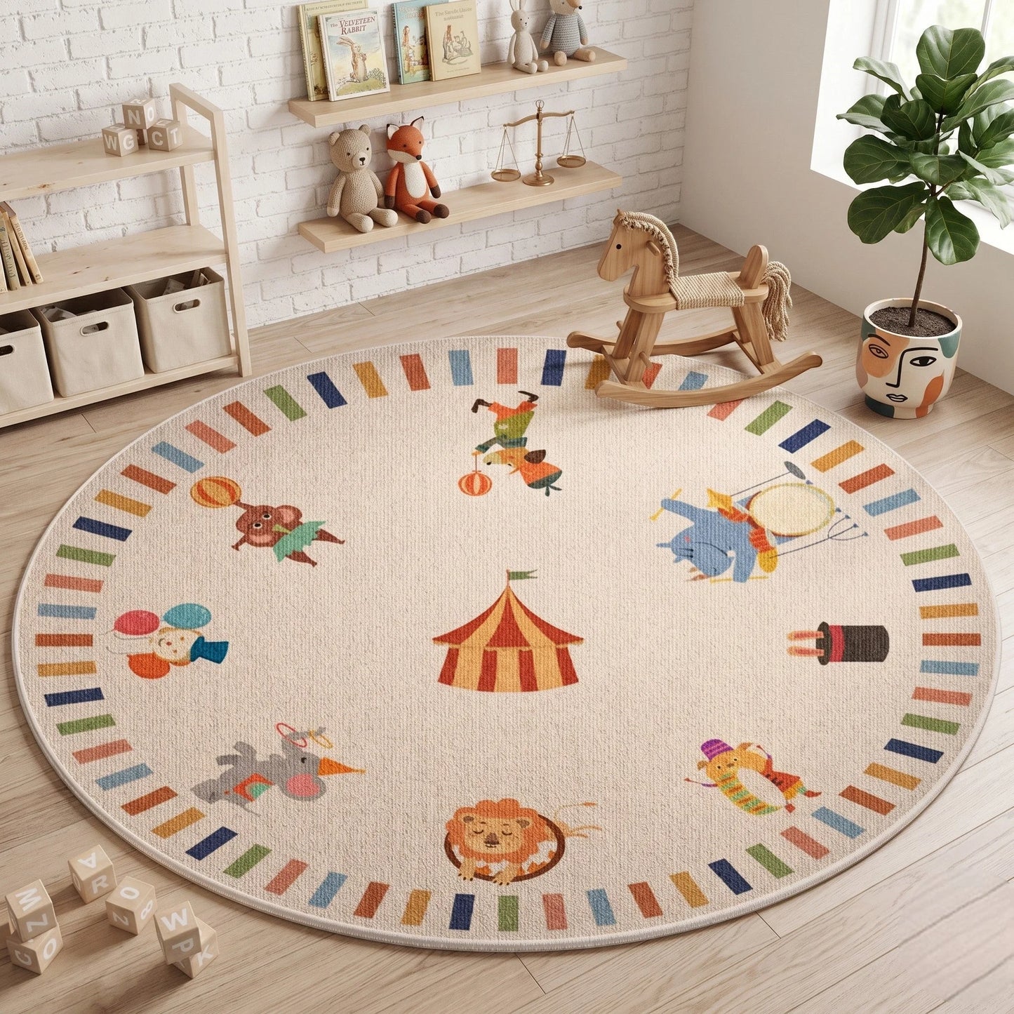 Tapis rond enfant cirque animaux dans une chambre avec cheval à bascule en bois et cubes alphabet