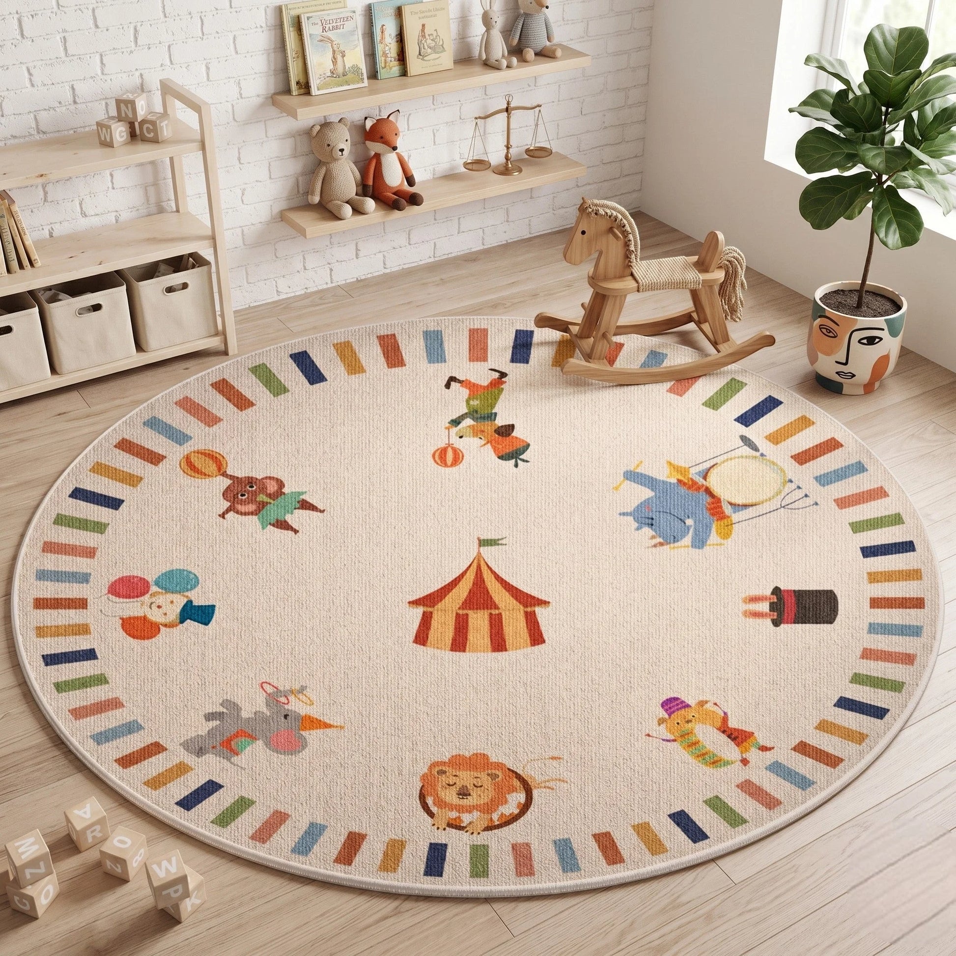 Tapis rond enfant cirque animaux dans une chambre avec cheval à bascule en bois et cubes alphabet