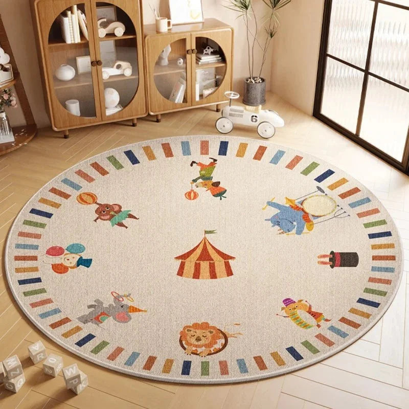 Tapis rond enfant cirque animaux dans une chambre avec vitrine en bois et petite voiture rouge