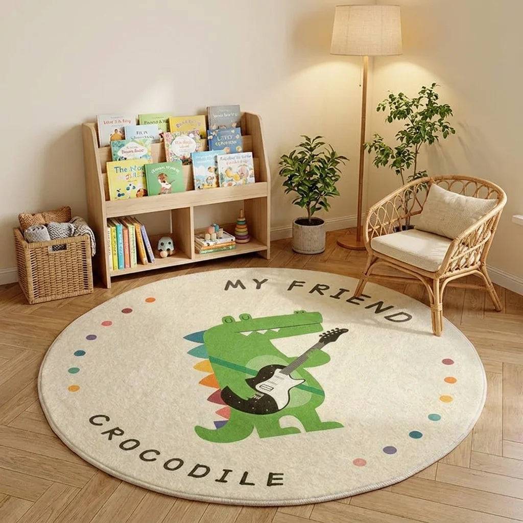 Tapis rond enfant crocodile guitare dans un coin lecture avec bibliothèque basse et fauteuil rotin