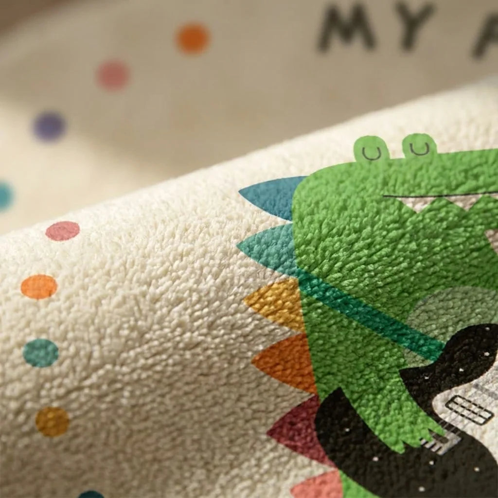 Macro de la peluche du tapis rond enfant crocodile guitare, détail du motif et de la texture