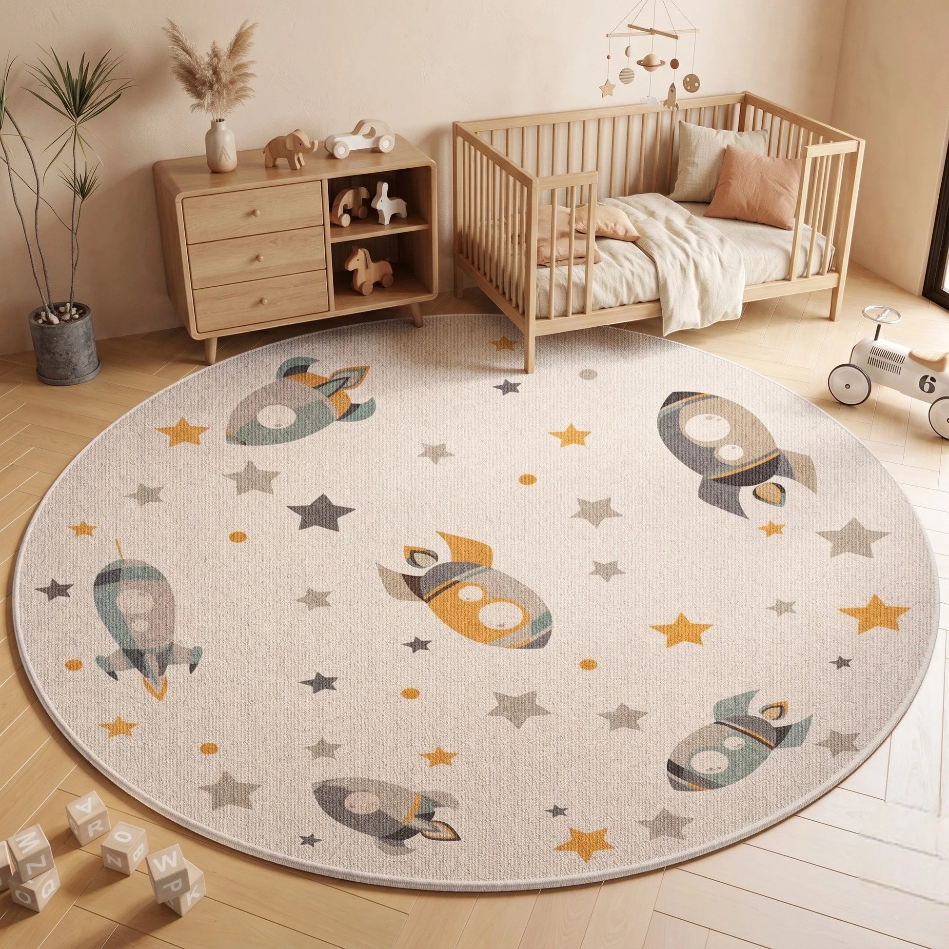 Tapis rond enfant fusées et étoiles dans une chambre bébé avec berceau bois clair, commode et mobile