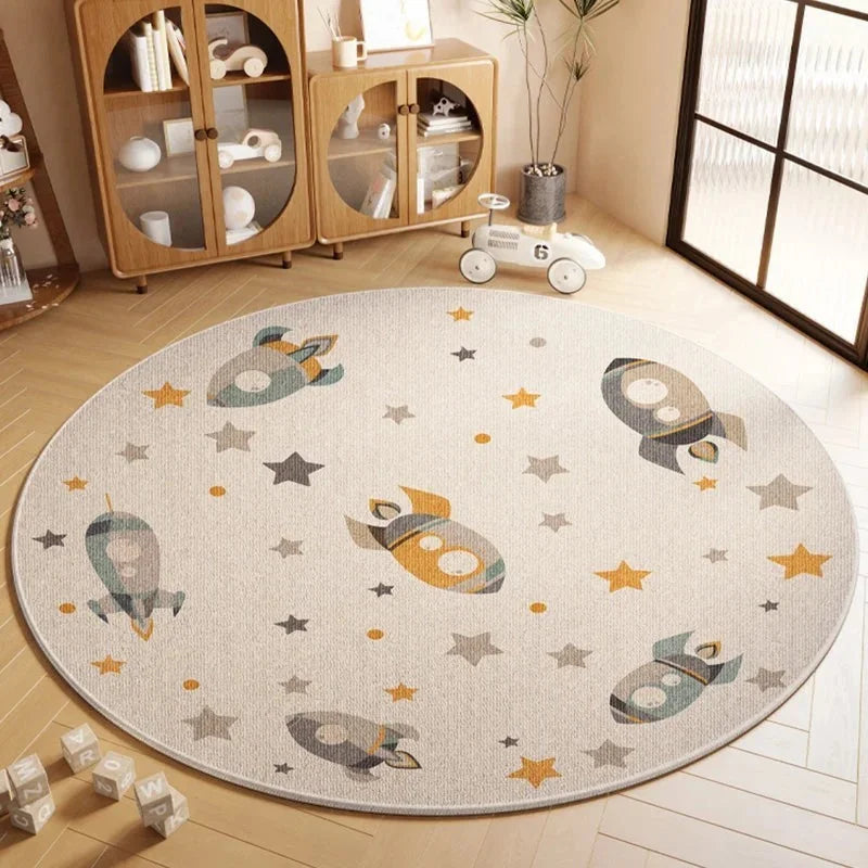 Tapis rond enfant fusées et étoiles dans une chambre avec vitrine en bois et petite voiture rouge