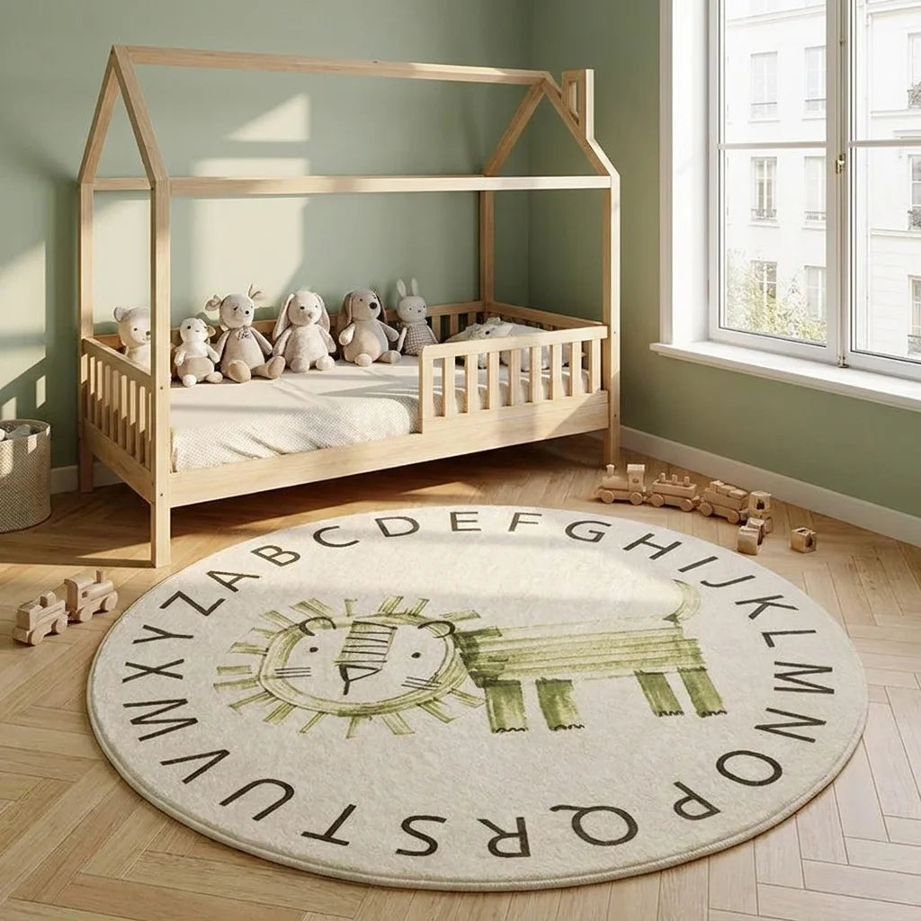 Tapis rond enfant lion alphabet dans une chambre scandinave avec lit cabane, vue trois-quart