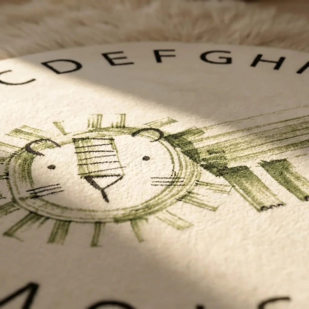 Macro de la peluche du tapis rond enfant lion alphabet, détail du motif et de la texture