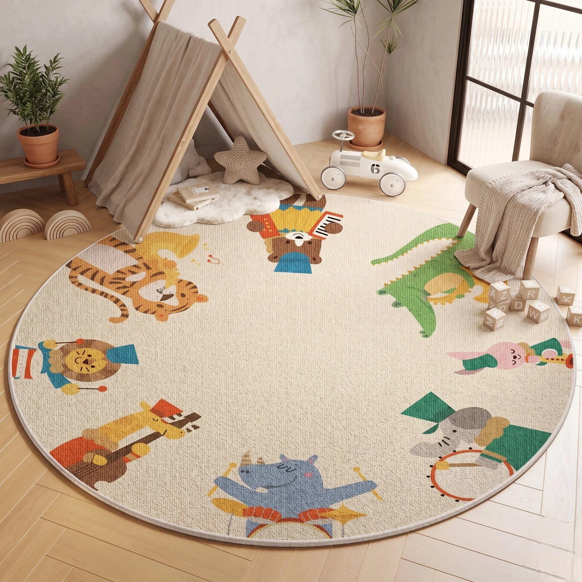 Tapis rond enfant orchestre animaux dans une chambre avec tipi en toile écrue et étoile en peluche