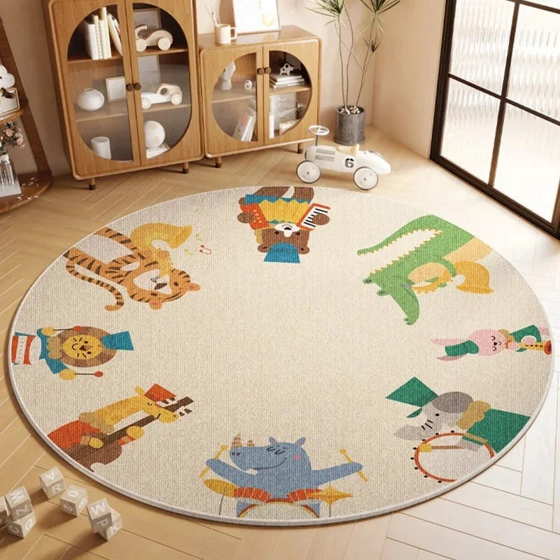 Tapis rond enfant orchestre animaux dans une chambre avec vitrine en bois et petite voiture rouge