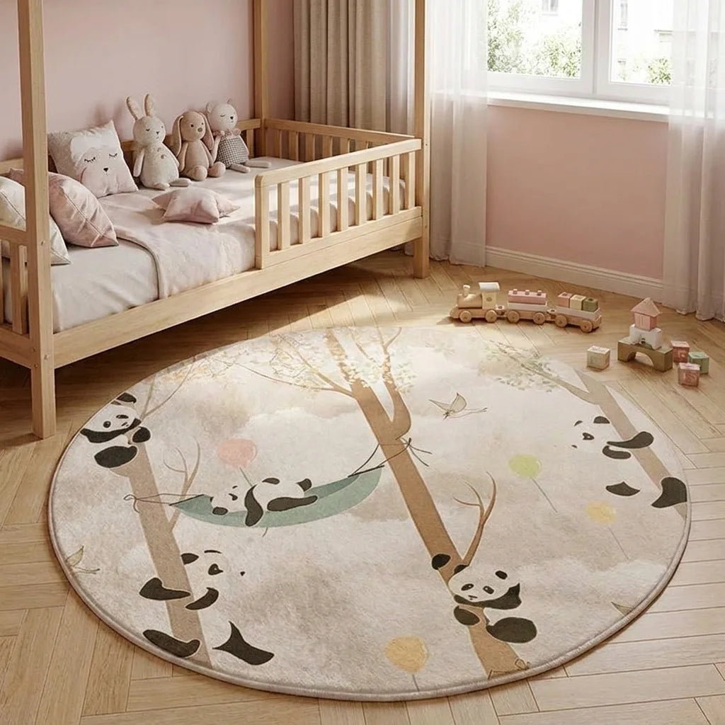 Tapis rond enfant pandas forêt dans une chambre scandinave avec lit cabane, vue trois-quart