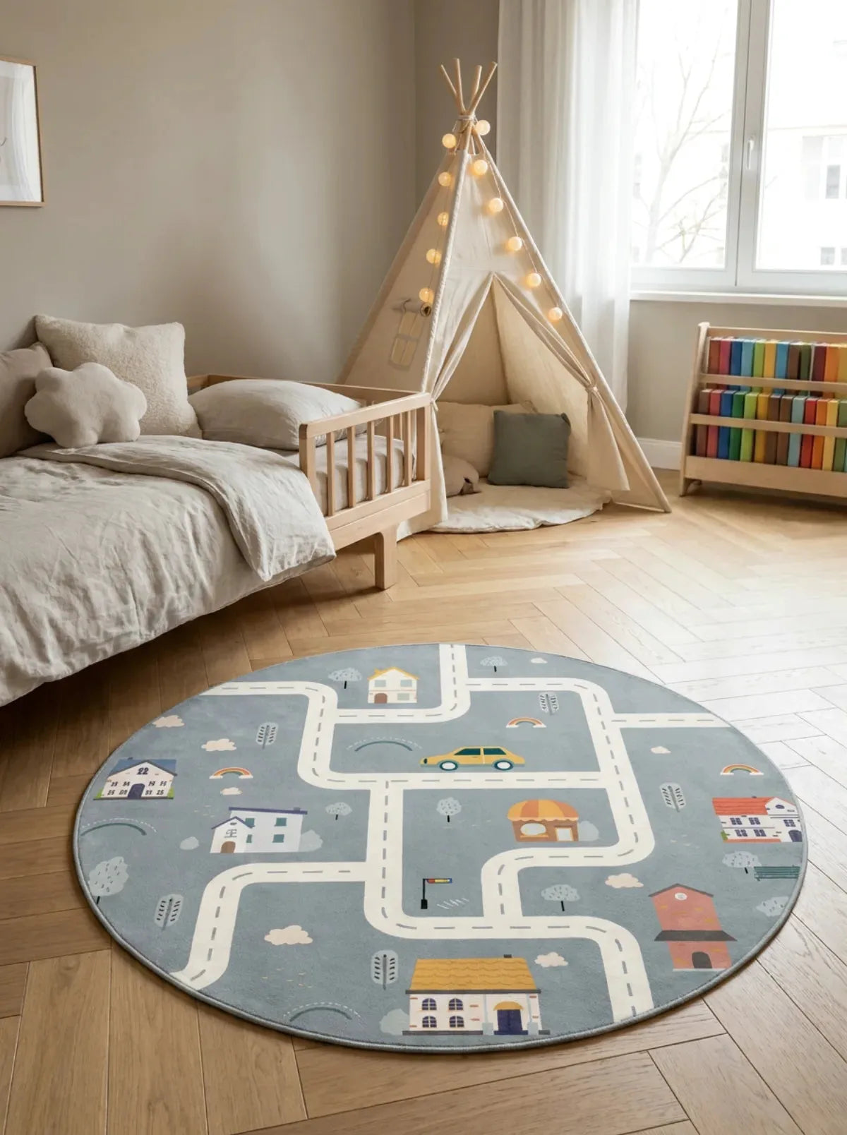 Tapis rond enfant route village gris dans une chambre d'enfant