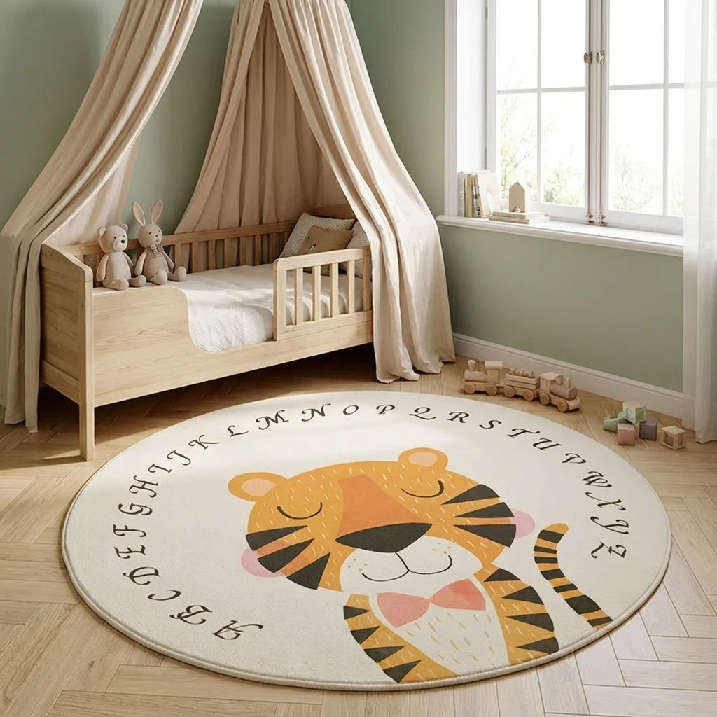 Tapis rond enfant tigre alphabet dans une chambre scandinave avec lit cabane, vue trois-quart