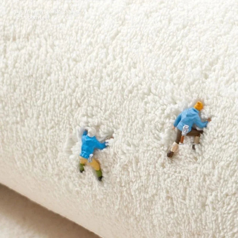 Illustration de la douceur de la fibre du tapis avec figurines miniatures de randonneurs