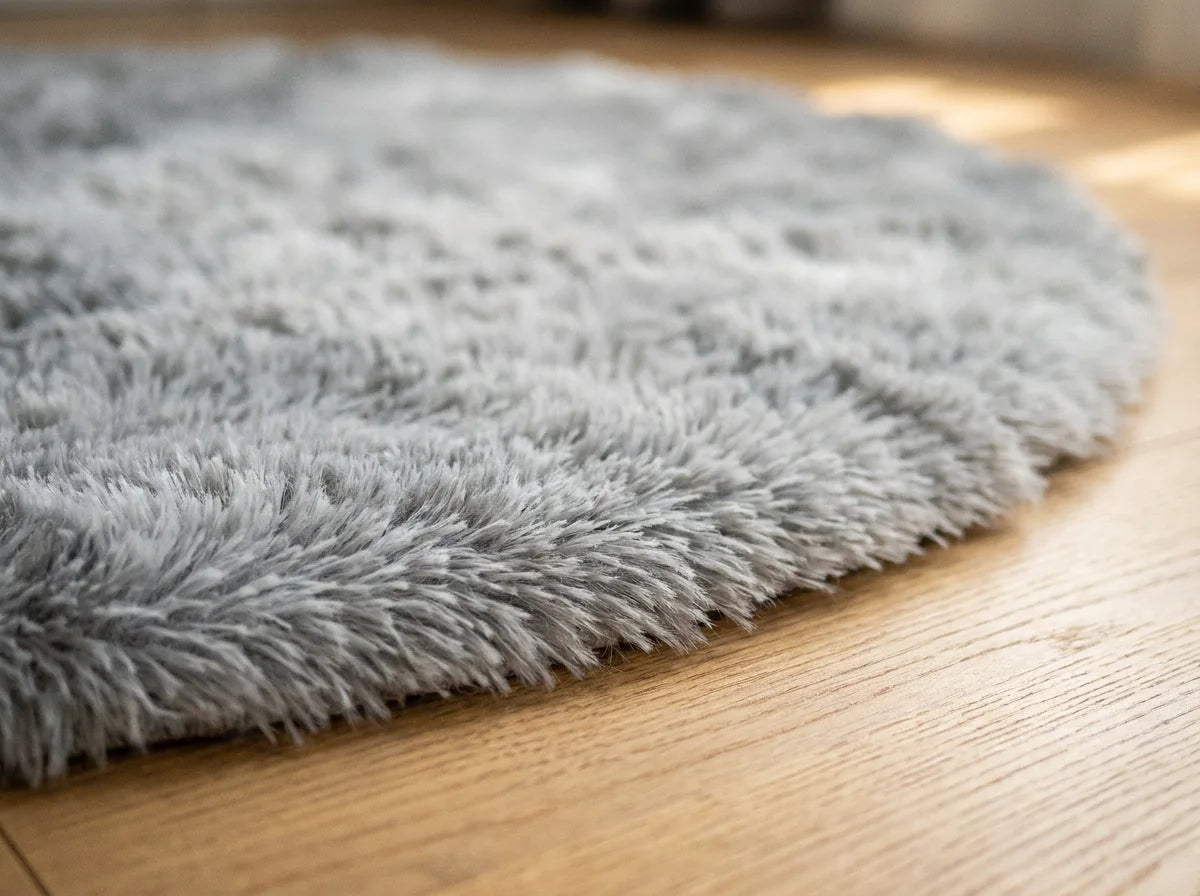 Tranche du tapis rond gris poil long montrant l'épaisseur du tissage
